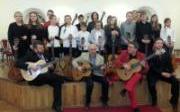 uczestnicy i wykładowcy Zimowych Warsztatów Gitarowych w Dusznikach Zdroju oraz nowy burmistrz kurortu - Piotr Lewandowski.jpg